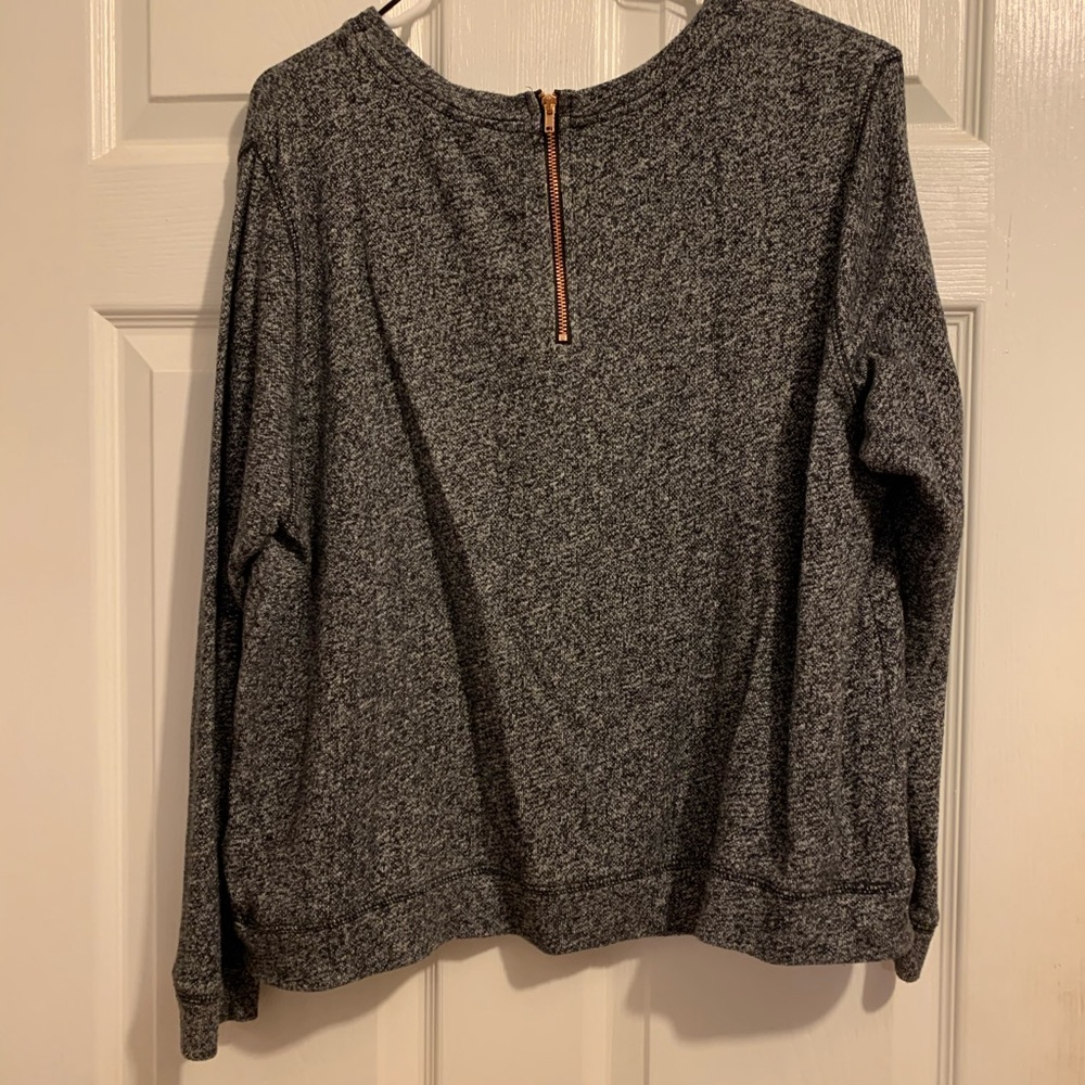 Two sweaters - Picture 4 of 4